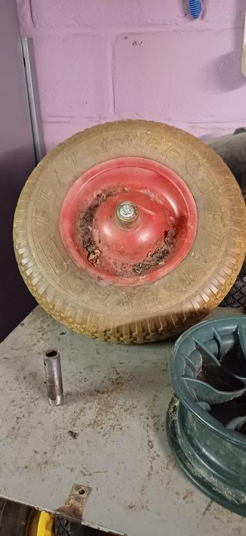 Kruiwagen wiel - roue de brouette beschikbaar voor biedingen