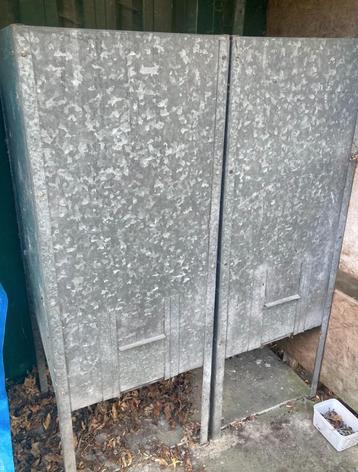 2 verzinkte voederbakken / voedercontainers beschikbaar voor biedingen