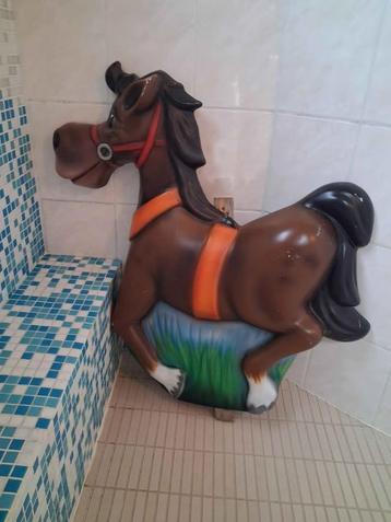 Wanddecoratie voor paarden in polyesterhars. beschikbaar voor biedingen