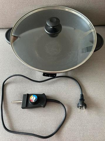 Elektrische wok pan. Regelbare thermostaat. Met Chin.stokjes beschikbaar voor biedingen