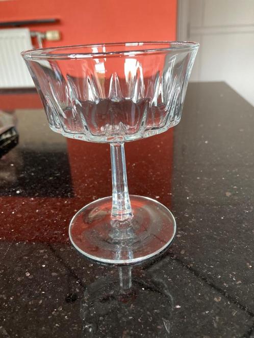 12 coupeglazen LUMINARC. Perfecte staat, Huis en Inrichting, Keuken | Servies, Zo goed als nieuw, Overige typen, Glas, Ophalen of Verzenden