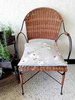 Decoratieve rieten stoel met onderstel uit zwart metaal, Huis en Inrichting, Stoelen, Ophalen, Gebruikt, Bruin, Landelijk