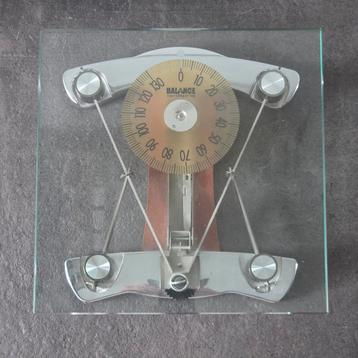 Ouderwetse mechanische personenweegschaal van glas beschikbaar voor biedingen