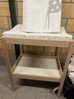 Houten verschoontafel ikea met 2 Bébé-jou Aankleedkussens, Kinderen en Baby's, Kinderkamer | Commodes en Kasten, Ophalen, Zo goed als nieuw