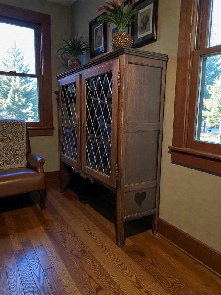 Vintage houten kast / commode met bordeaux loodglas, Antiek en Kunst, Curiosa en Brocante, Ophalen of Verzenden