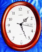 Horloge murale VEDETTE ovale, bois, jour/date, 33 cm, NEUVE, Maison & Meubles, Analogique, Enlèvement ou Envoi, Neuf, Horloge murale