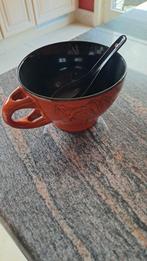 Koffiemok met oor en lepeltje, Ophalen