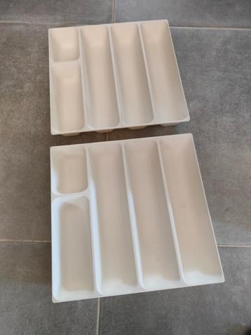 Twee bestekbakjes beschikbaar voor biedingen