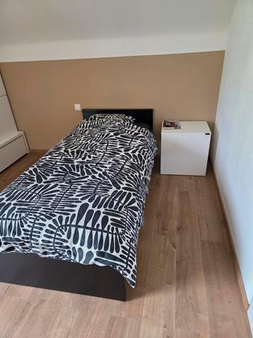 Lit 1 personne avec sommier, matelas et chevet beschikbaar voor biedingen