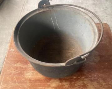 Oude gietijzeren grote ketel beschikbaar voor biedingen
