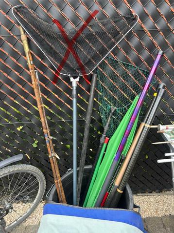 Vislijnen.Visnet. Klaargemaakte dobbers met haak. beschikbaar voor biedingen