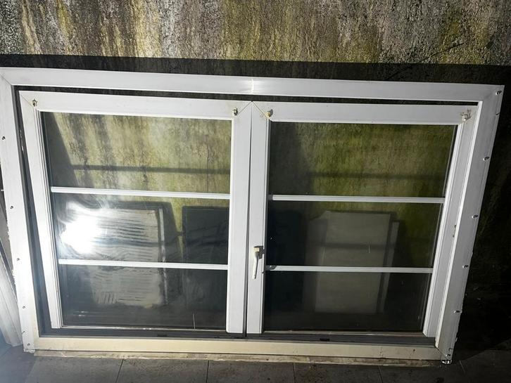Grande fenêtre PVC double vitrage avec croisillons – COMPLÈT, Doe-het-zelf en Bouw, Raamkozijnen en Schuifdeuren, Zo goed als nieuw