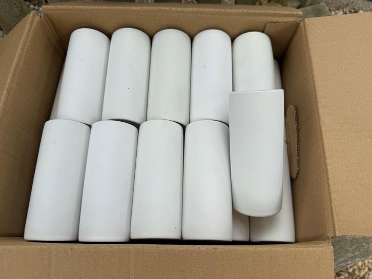 Trouwfeest - Wedding Party - Lot van 50 keramiek vaasjes wit, Hobby en Vrije tijd, Feestartikelen, Zo goed als nieuw, Versiering