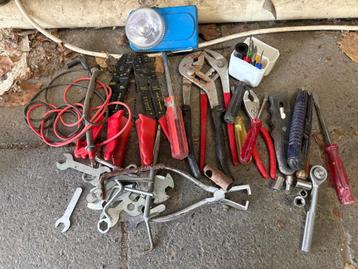 lot d'outils divers   tournevis cliquet cables  multimetre f beschikbaar voor biedingen