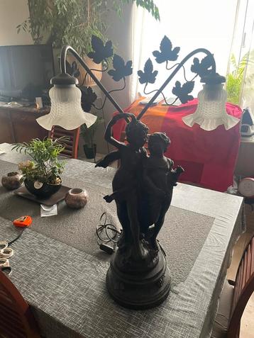  Stijlvolle decoratieve lamp met gebeeldhouwde voet beschikbaar voor biedingen