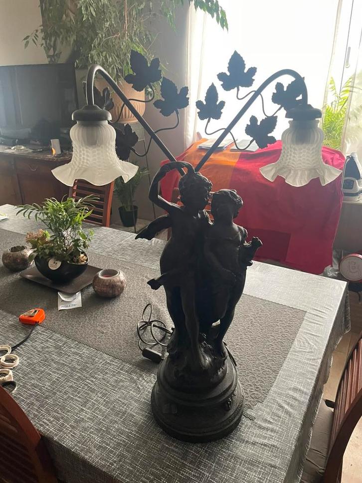 Stijlvolle decoratieve lamp met gebeeldhouwde voet, Huis en Inrichting, Lampen | Tafellampen, Zo goed als nieuw, 50 tot 75 cm