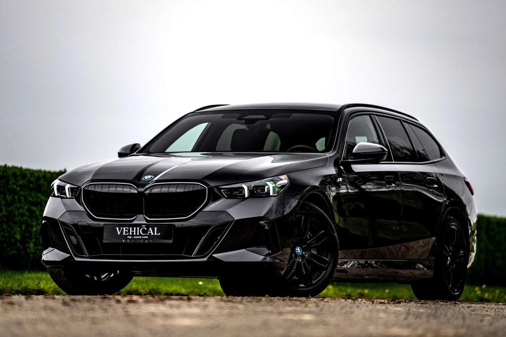 BMW i5 eDrive40 Touring M | B&O | PANO | 360° CAMERA |, Auto's, Automaat, Gebruikt, Zwart, 340 pk