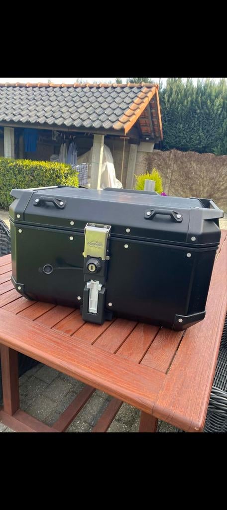 Topkoffer, Motoren, Ophalen