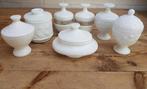 Diverse wit opaline potjes, o.a. van AVON, Enlèvement ou Envoi