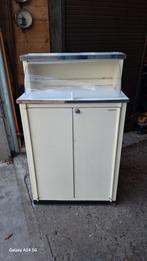 Oud metalen dokterskastje, Ophalen