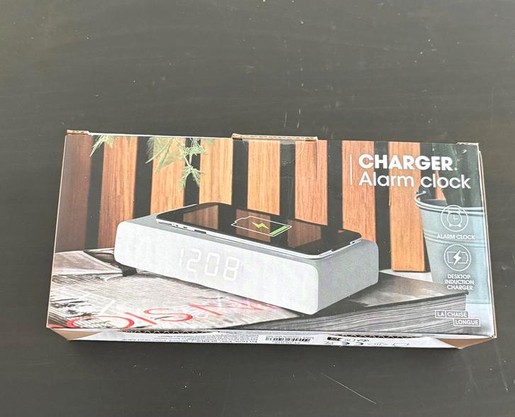 Wekker & gsmoplader grijs La Chaise Longue, Huis en Inrichting, Woonaccessoires | Klokken, Nieuw, Wekker of Tafelklok, Digitaal