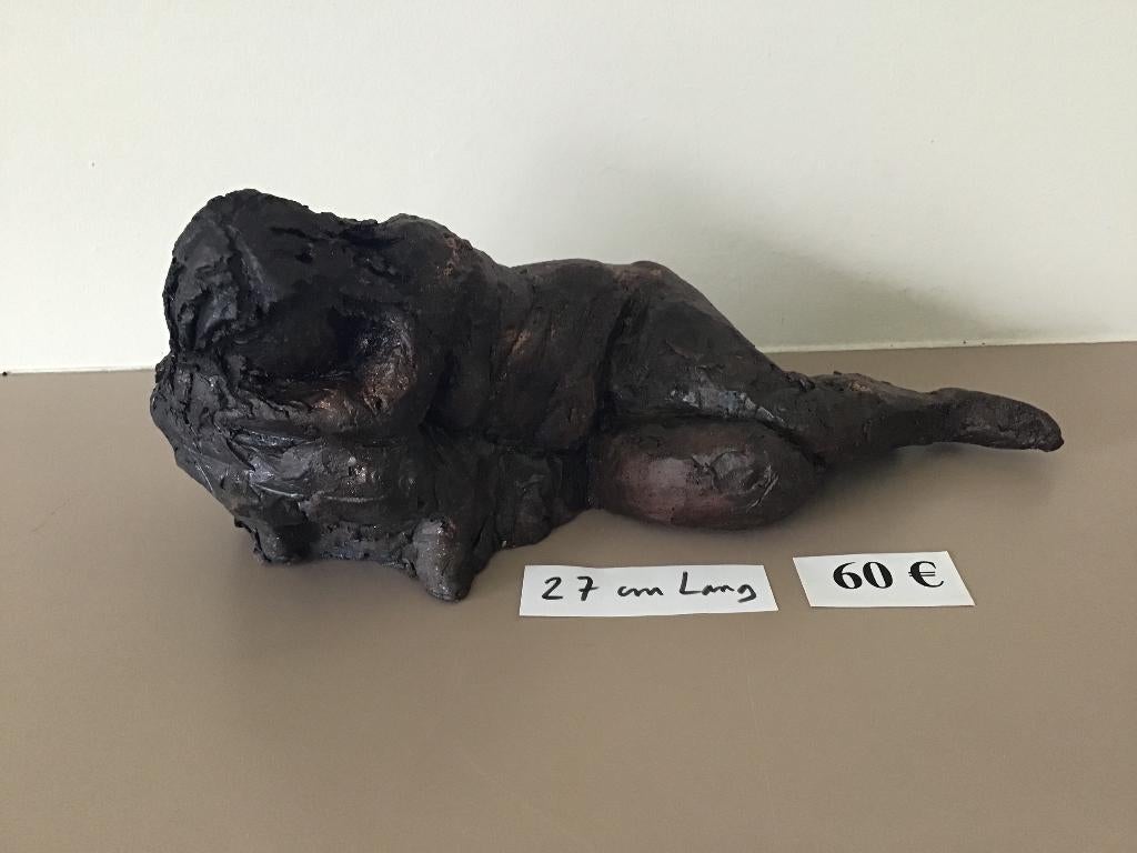 belle statue en céramique de 27 cm de long patinée, Enlèvement ou Envoi, Patiné, Statue