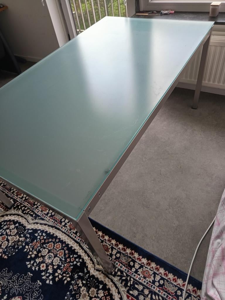 Table en verre, Enlèvement