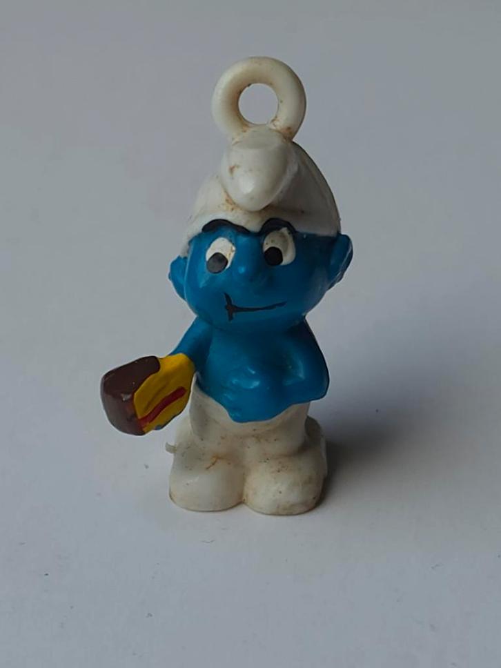 Ancienne mini figurine Schtroumpf avec part de gâteau, Collections, Schtroumpfs, Utilisé, Poupée, Figurine ou Peluche, Schtroumpf Gourmand