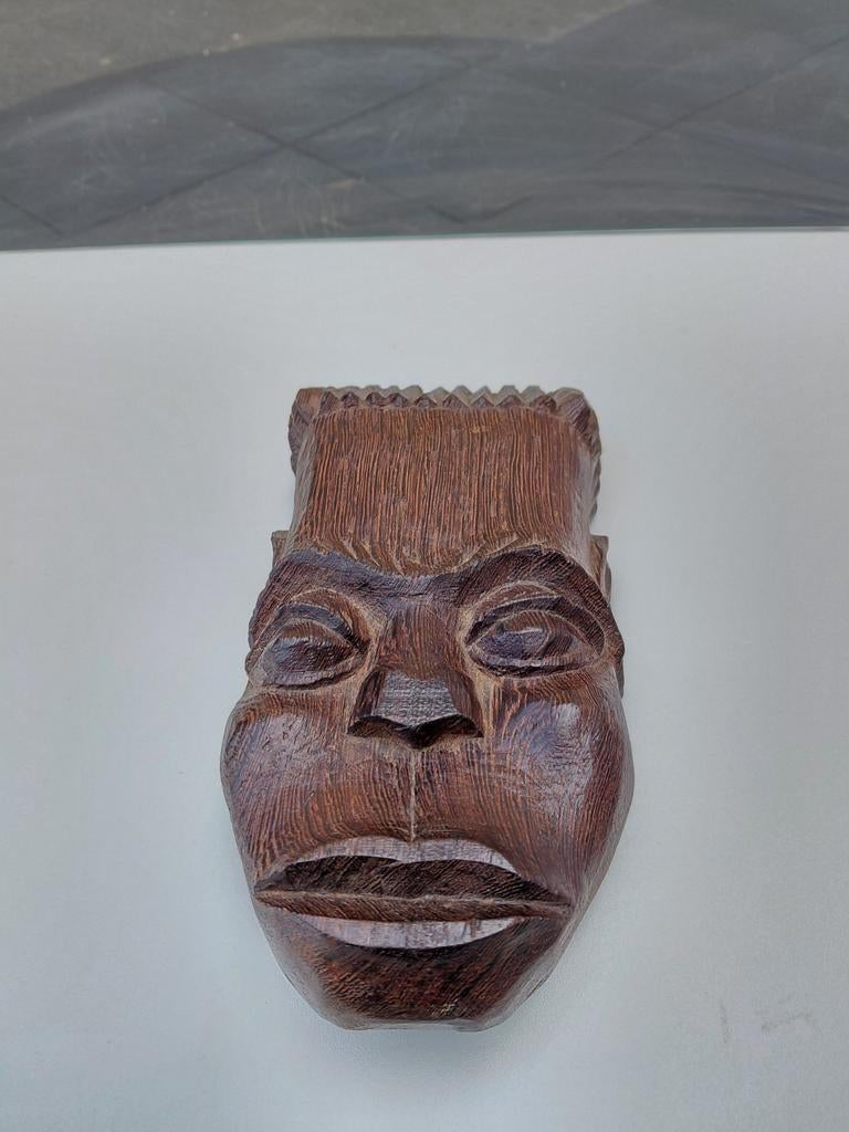Hoofd uit hout gesneden. Congo, Ophalen