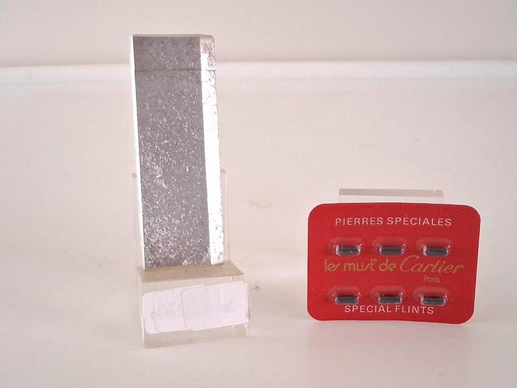 Dupont:Cartier Aansteker Verzilverd + Vuursteentjes ZGAN., Verzamelen, Rookartikelen, Aanstekers en Luciferdoosjes, Zo goed als nieuw