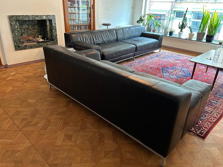 Twee zwarte leren banken, Huis en Inrichting, Zetels | Zetels, Rechte bank, Vierpersoons of meer, Leer, Ophalen