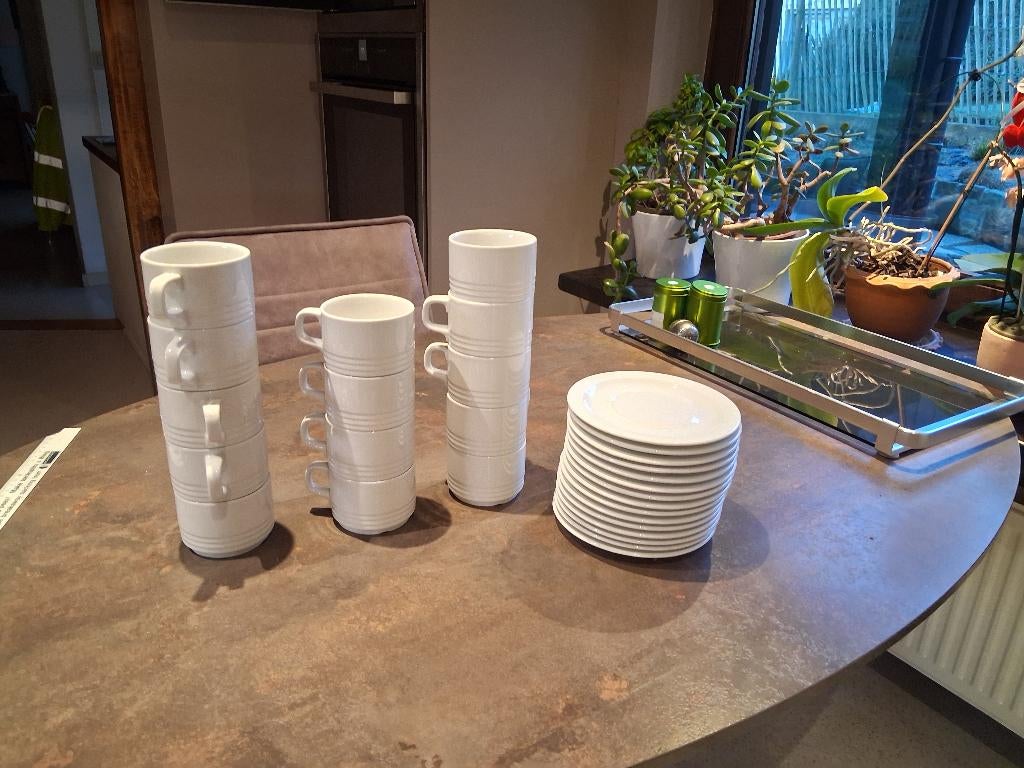 Lot de tasses et sous tasses blanches, Maison & Meubles, Cuisine | Vaisselle, Enlèvement, Utilisé
