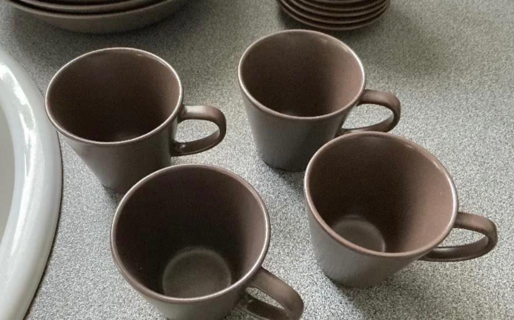 4 Koffiekopjes+schoteltjes Ikea dinera bruin, Ophalen, Gebruikt