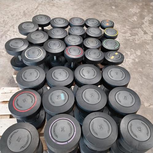 Set 1 < Technogym dumbells set 12 kilo tot 42 kilo, Sport en Fitness, Fitnessmaterialen, Zo goed als nieuw, Ophalen