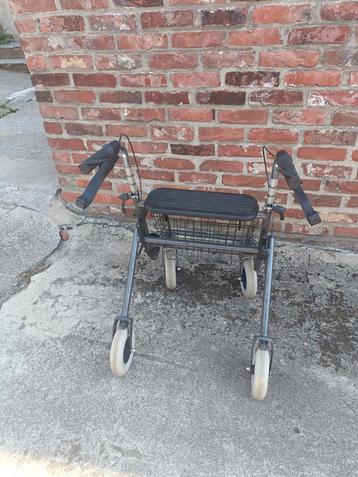 Tribune deambulateur pliable avec 4 roues assise et freins  disponible aux enchères
