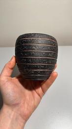 Klein bloempotje (zwart/bruin), Tuin en Terras, Ophalen, Zo goed als nieuw