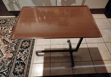 Verstelbare bijzet/bedtafeltje met wielen. beschikbaar voor biedingen