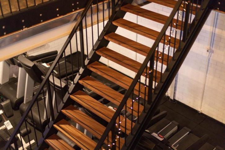 Zoek jij een metalen trap voor je balkon of terras?, Doe-het-zelf en Bouw, Ladders en Trappen, Nieuw, Trap, Minder dan 2 meter