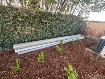 Grijze PVC-buizen beschikbaar voor biedingen