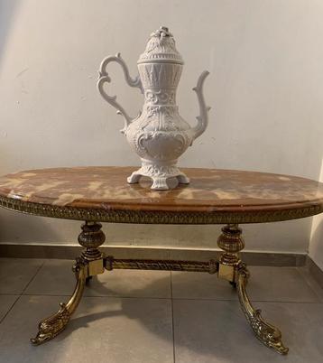 Elegante porseleinen vaas beschikbaar voor biedingen