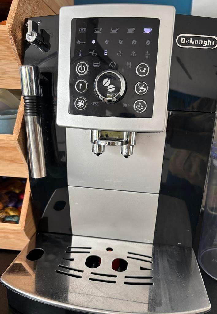 Delonghi automatische espressomachine- bonenmachine, Elektronische apparatuur, Koffiezetapparaten, Zo goed als nieuw, Koffiebonen