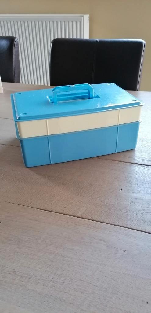 Naaidoos, veel knoppen, veel ritsen,veel naaigaren,..., Hobby en Vrije tijd, Naaien en Fournituren, Zo goed als nieuw, Ophalen