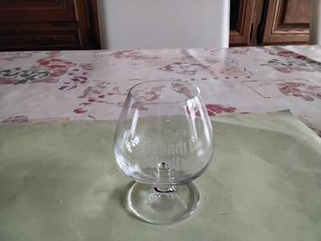 Klein cognac glas en lang wodka glas beschikbaar voor biedingen