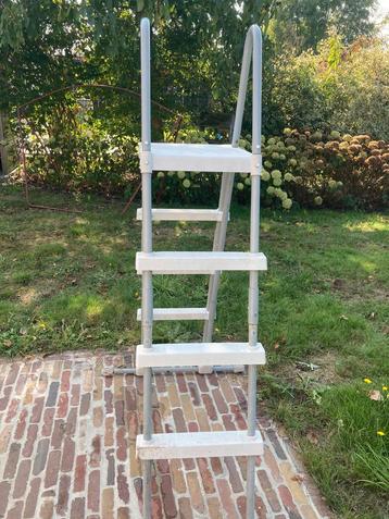 Zwembadladder beschikbaar voor biedingen