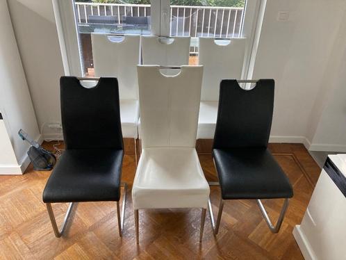 Chaises de table 6 pièces 4 blancs met 2 noirs bon état, Huis en Inrichting, Stoelen, Gebruikt, Vijf, Zes of meer stoelen, Kunststof