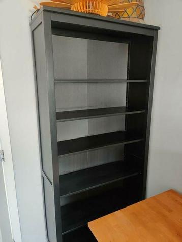 Boekenkast 'Hemnes' van Ikea volledig zwart. beschikbaar voor biedingen