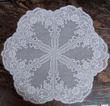 Nieuw - Handgemaakt frivolité sierkleedje - kantwerk - doily beschikbaar voor biedingen