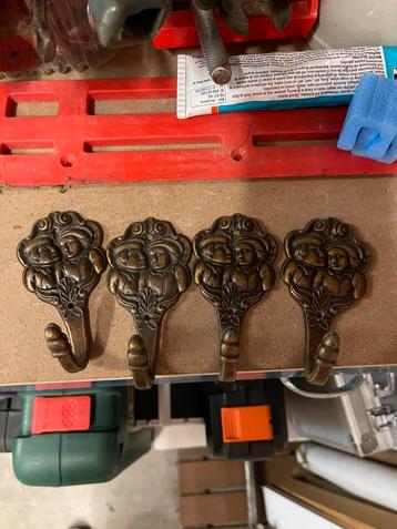 4 antiek kapstokjes beschikbaar voor biedingen