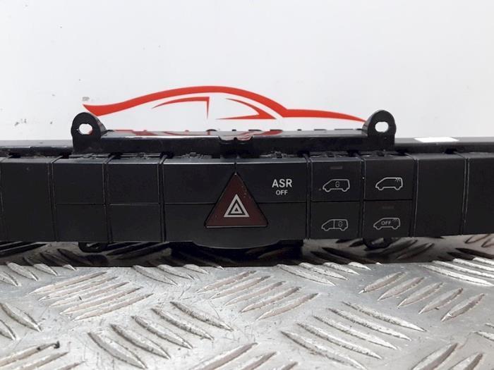 Commutateur éclairage d'urgence d'un Mercedes Vito, Autos : Pièces & Accessoires, Tableau de bord & Interrupteurs, Mercedes-Benz