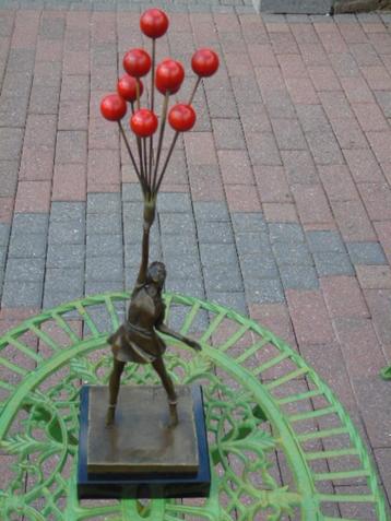 la fille aux ballons en bronze couleur sur marbre signé .